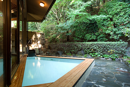 大浴場「畳の湯」の露天風呂では、四季折々の風景を眺め、ゆったりお過ごしいただけます。
