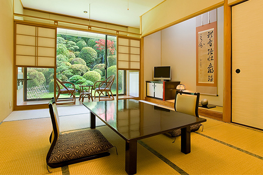 百年の歴史を誇る日本庭園と、日本美と風格のある客室との調和に心豊かな時間をお過ごし頂けます。 各客間の壁には徳永尚玄ゆかりの書(掛け軸)を飾っております。是非ご覧下さい。