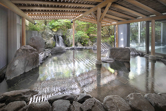 玉名温泉有数のスケールを誇る大浴場。全面ガラス張りの大浴場は、和風庭園を望みながらゆっくりおくつろぎいただけます。四季折々の自然と光に包まれ、身体も心も解放してくれます。